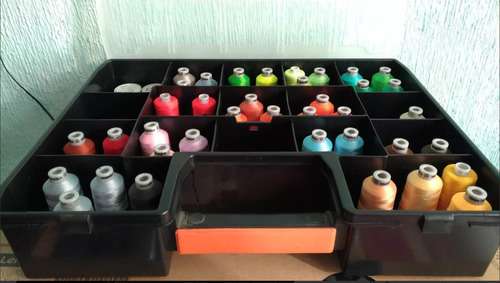 imagen de Hilos Madeira PolyNeon incluye caja Trupper_1