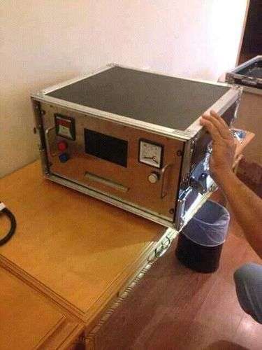 imagen de Automatic machine for cleaning defaced black money_1