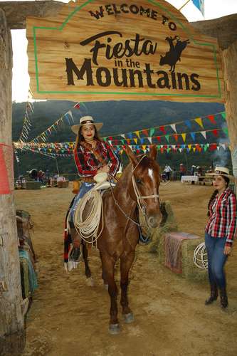 imagen de Fiesta in the mountains_2