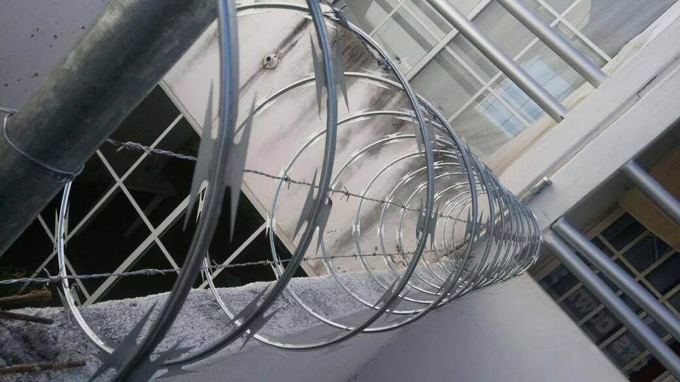 Mano a Mano Instalacion de malla con concertina.