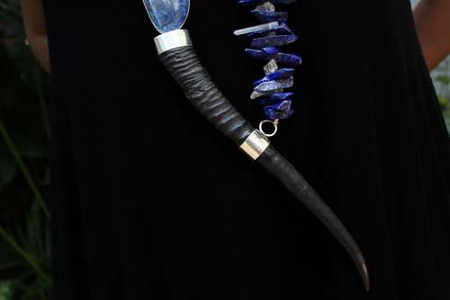 imagen de "El cuerno divino" - Collar con cuerno de Springbok con lapis lazuli y amatista_5