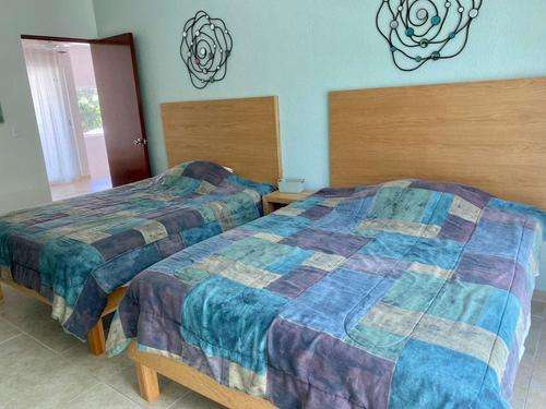 imagen de Casa moderna con paneles solares _5